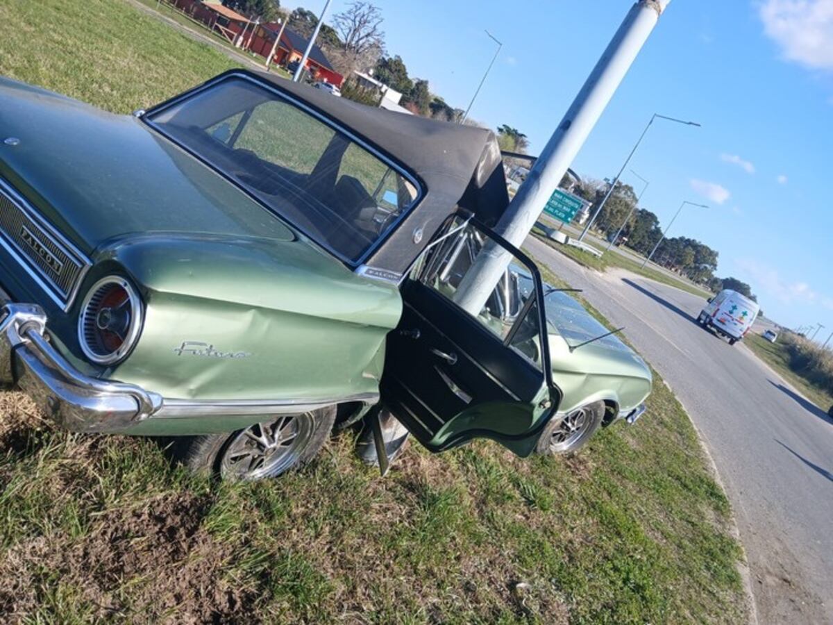 El coleccionista de Ford Falcon que destruyó una de las joyas que compró en un choque en la ruta 11 y fue criticado en redes. (Gentileza Clarin)