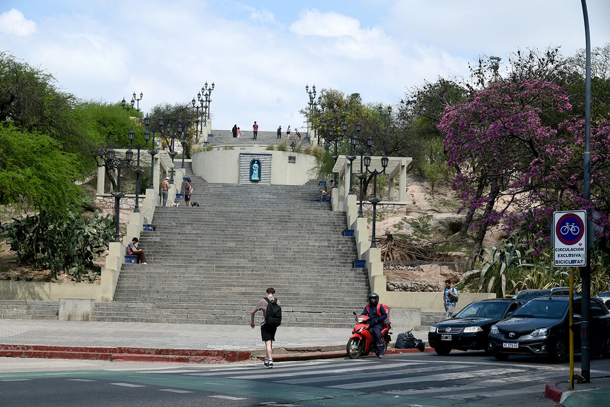 Escalinatas del Parque Sarmiento. Mañana el presidente Javier Milei hará un acto de La Libertad Avanza en Córdoba. (Ramiro Pereyra / La Voz)