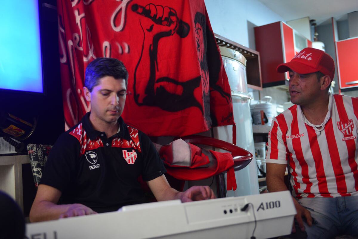 Hinchas de Instituto que son los creadores de las canciones que canta la hinchada durante los partidos. Foto Javier Ferreyra
