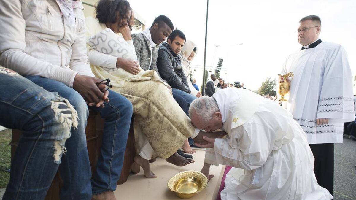 El Papa lavando los pies de refugiados y migrantes.