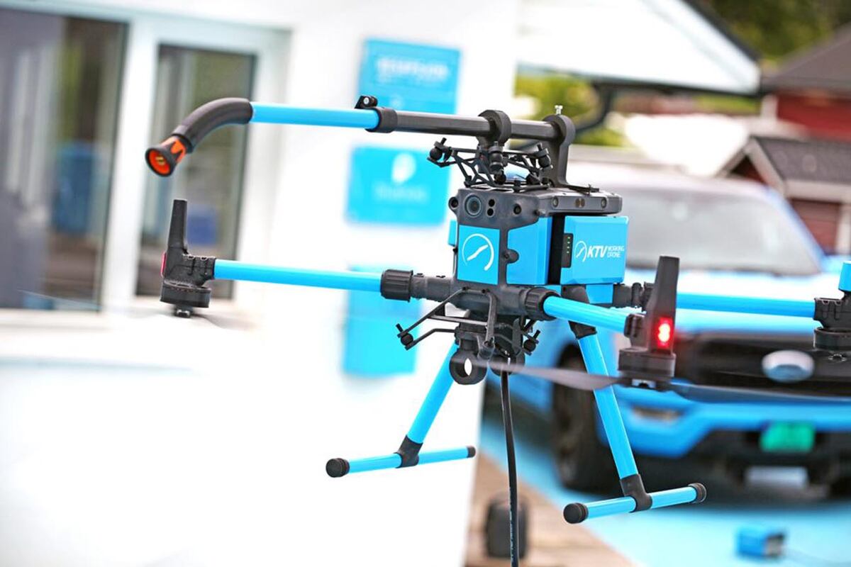 El dron aplica una solución especialmente formulada, que ha sido desarrollada desde 2015 por la empresa matriz KTV Group.