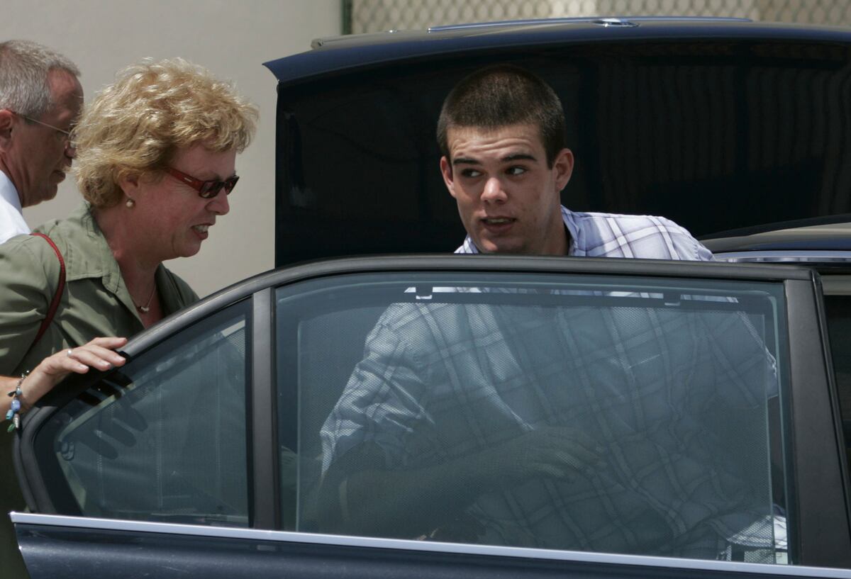 ARCHIVO - Joran van der Sloot entra al auto de su familia después de ser liberado condicionalmente de la cárcel en San Nicolás, Aruba, el 3 de septiembre de 2005. Van der Sloot será extraditado temporalmente a Estados Unidos para ser juzgado por los delitos de presunta extorsión y fraude ligados al caso de la desaparecida joven estadounidense Natalee Holloway. (AP Foto/Leslie Mazoch, Archivo)