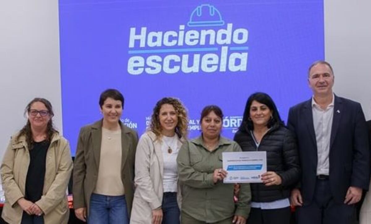 Trabajadores de cooperativas de trabajo en reunión con el programa "Haciendo escuela" (Gentileza)