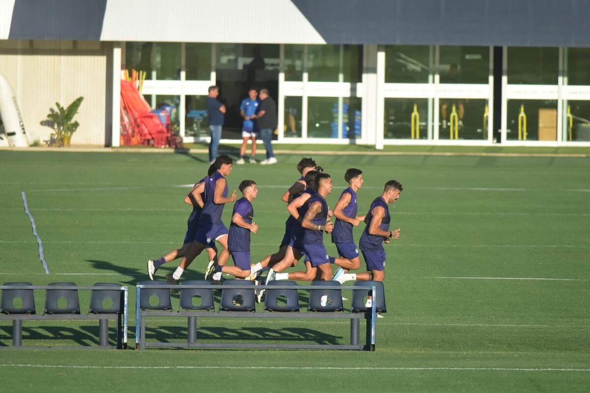 Talleres: el entrenamiento abierto reforzó el vínculo entre el plantel y su gente, en una tarde marcada por el viento y el aliento constante. (Javier Ferreyra / La Voz)