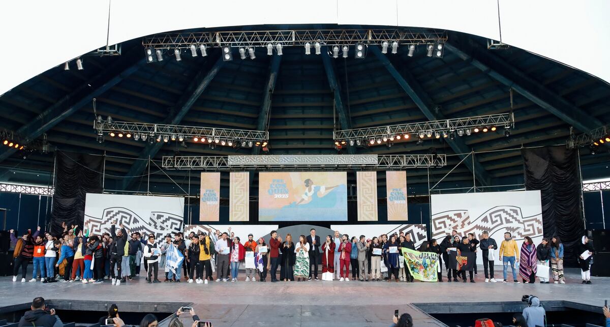 En el amanecer de este lunes, los ganadores del Pre Cosquín subieron al escenario Atahualpa Yupanqui y recibieron la gran ovación (Prensa Comisión Municipal de Folklore)