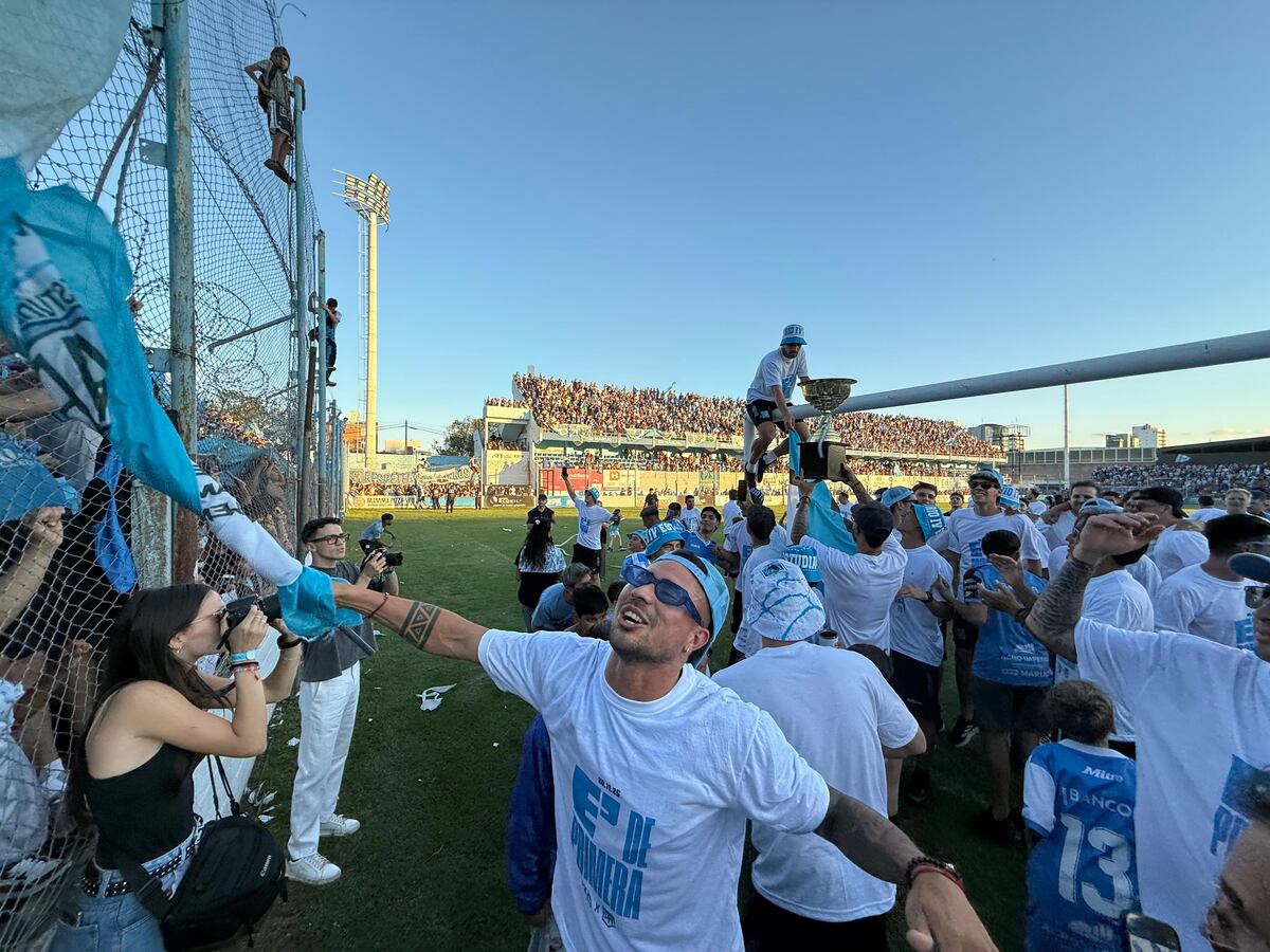 Festejos de los jugadores de Estudiantes de Rio Cuarto por el ascenso a la Primera División del Fútbol Argentino en la cancha de Rio Cuarto.