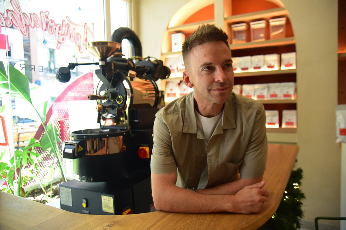 A LA VISTA. Leandro y, detrás, la tostadora de café. Fue pionero en mostrar ese proceso al público en sus locales. "Es bello y también colabora con nuestra meta de ser transparentes con el público. Garantizar la trazabilidad de nuestro café", dice. (Pedro Castillo / La Voz)