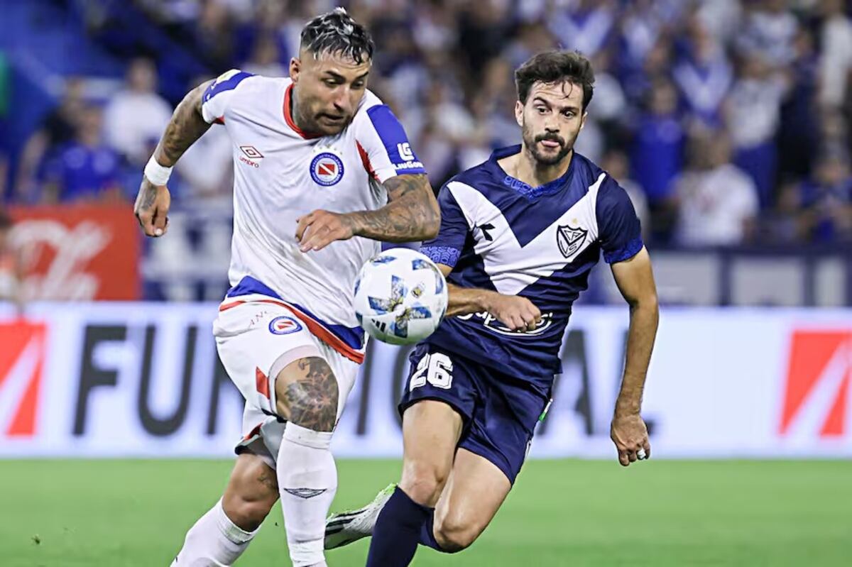 Batallini, en acción ante Vélez con la camiseta de Argentinos. / Gentileza.