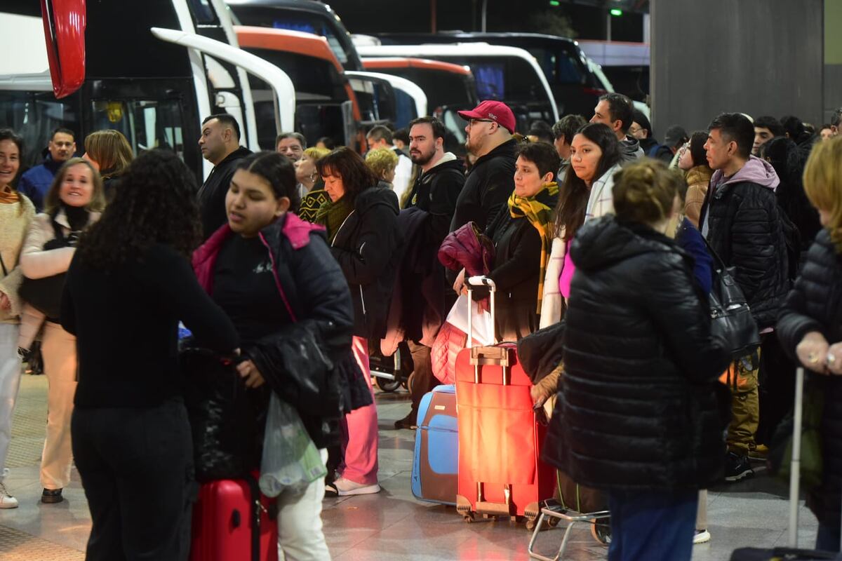 Terminal de Ómnibus de Córdoba. Gran movimiento en el inicio del receso escolar y universitario. (Nicolás Bravo / La Voz)