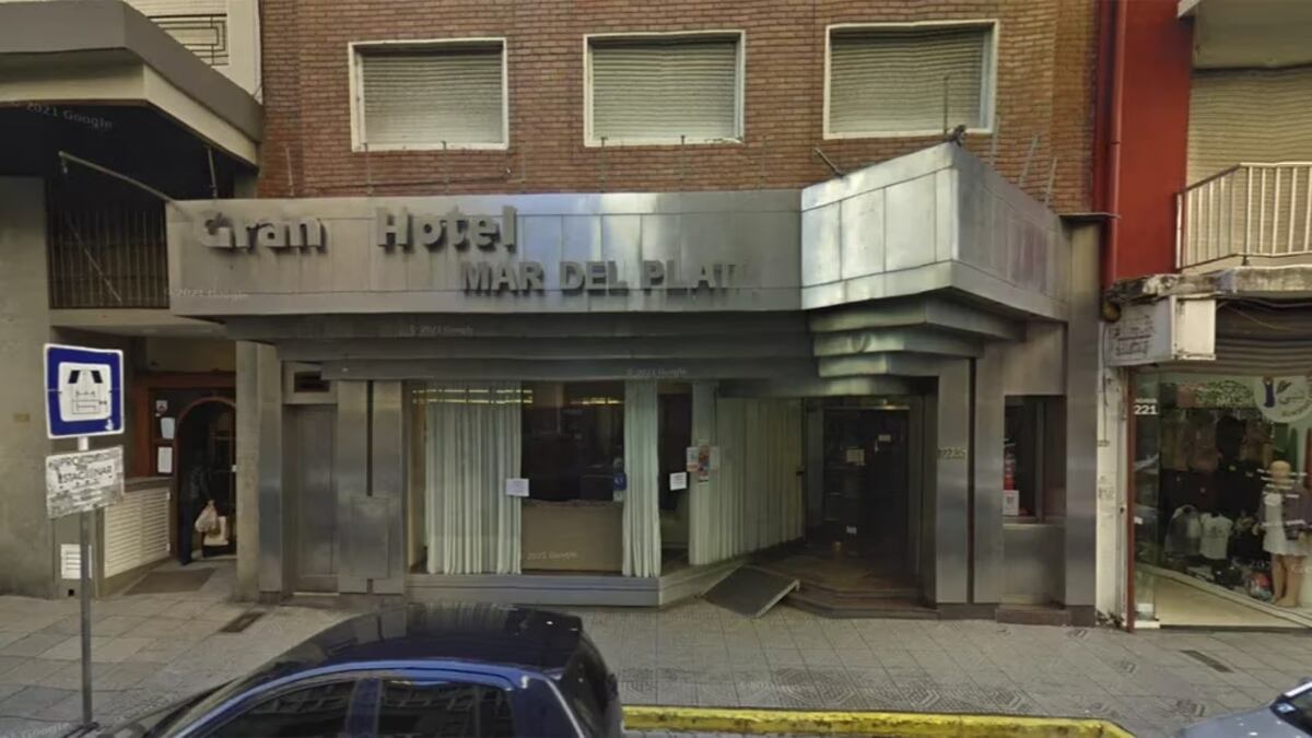 El frente del hotel donde se alojaba la víctima junto a sus compañeros.