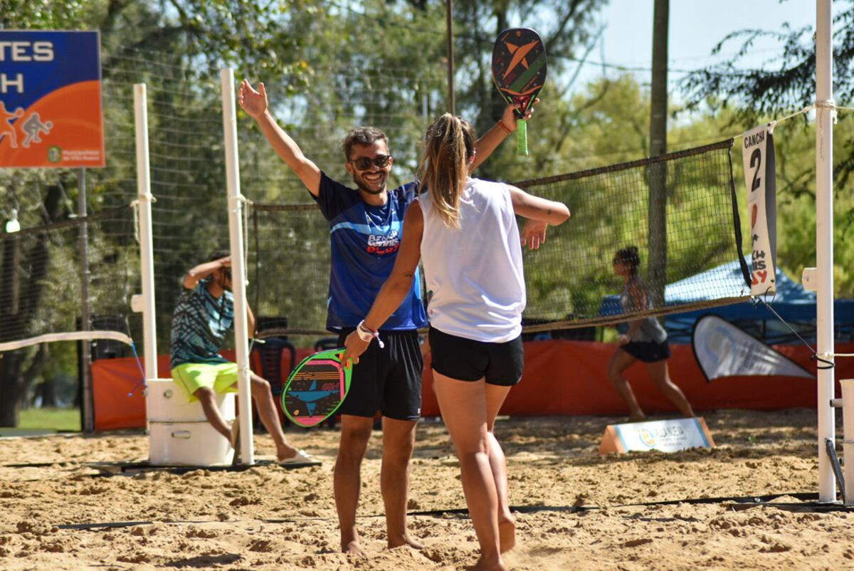 El Nacional de Beach Tennis desembarcó con su clima de fiesta en Villa Nueva.  (La Voz)
