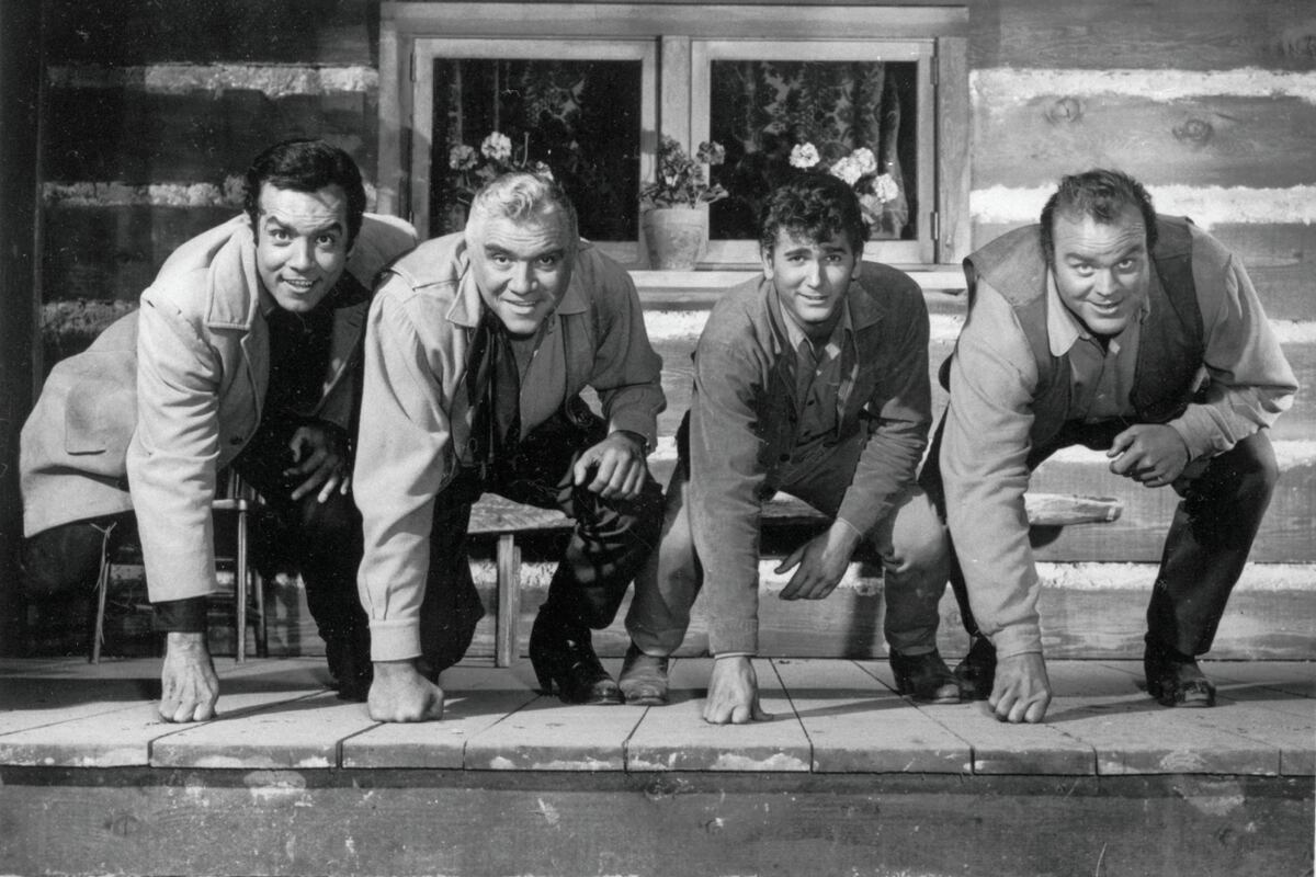 Los actores de Bonanza en 1962. De izquierda a derecha: Pernell Roberts, Lorne Greene, Michael Landon y Dan Blocker. (Archivo / AP / NBC)