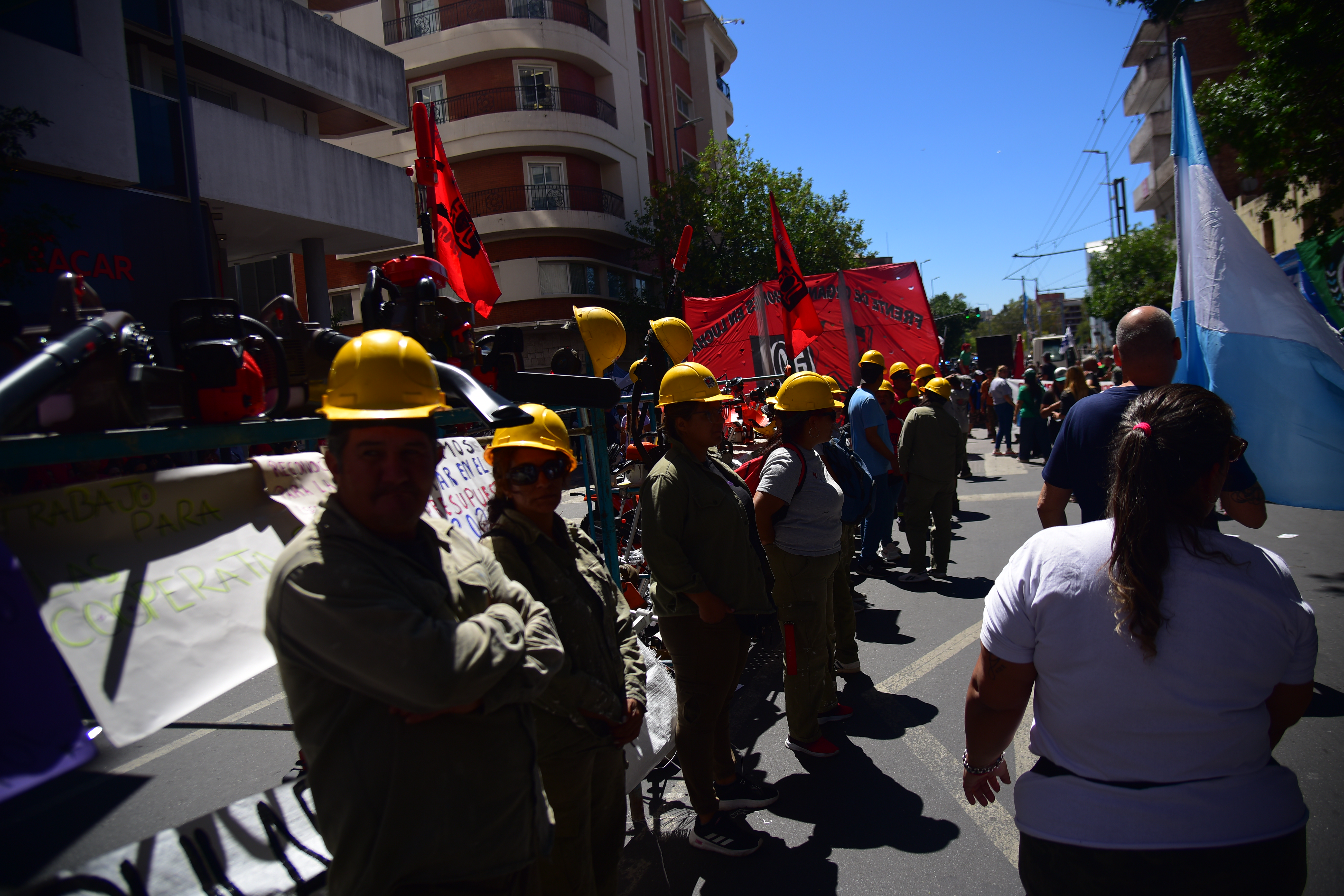 Protesta. Estatales de Córdoba marchan en rechazo al aumento de aportes para la Caja de Jubilaciones. Pedro Castillo  / La Voz