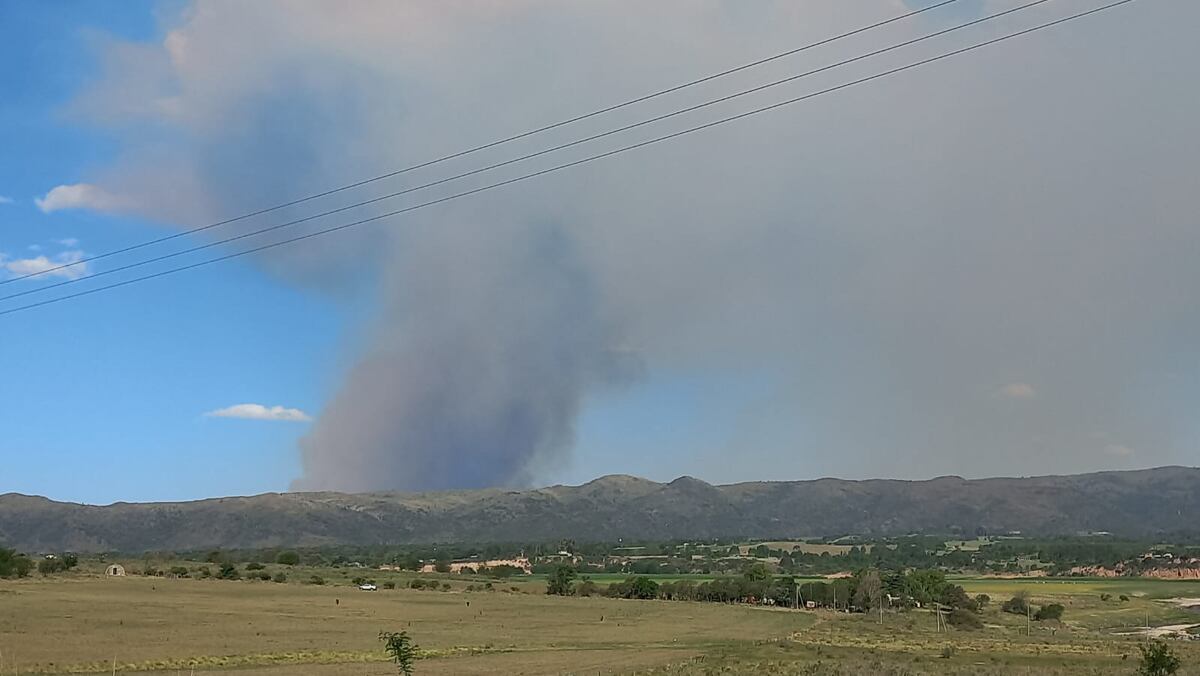 Incendio en el dique Los Molinos.