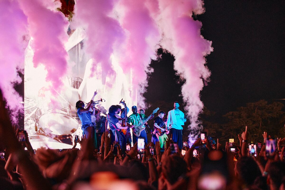 Justin Timberlake acompañado por una gran cantidad de músicos en el escenario Lollapalooza 2025. (Foto: Bárbara Ruffo / Prensa DF)