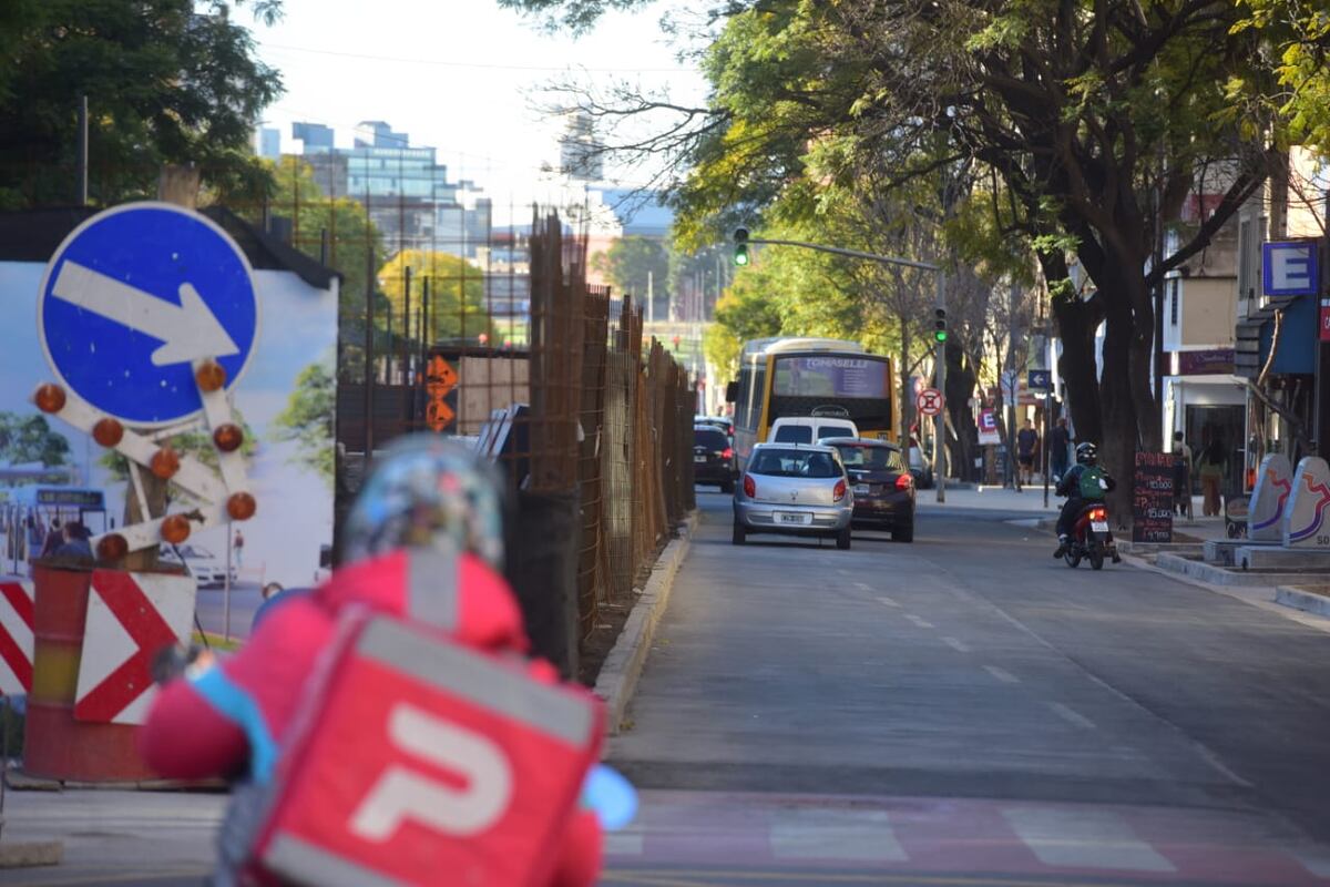 Ya se puede circular por el carril este de la Avenida. Las obras continúan en el sector oeste. (José Gabriel Hernández / La Voz)