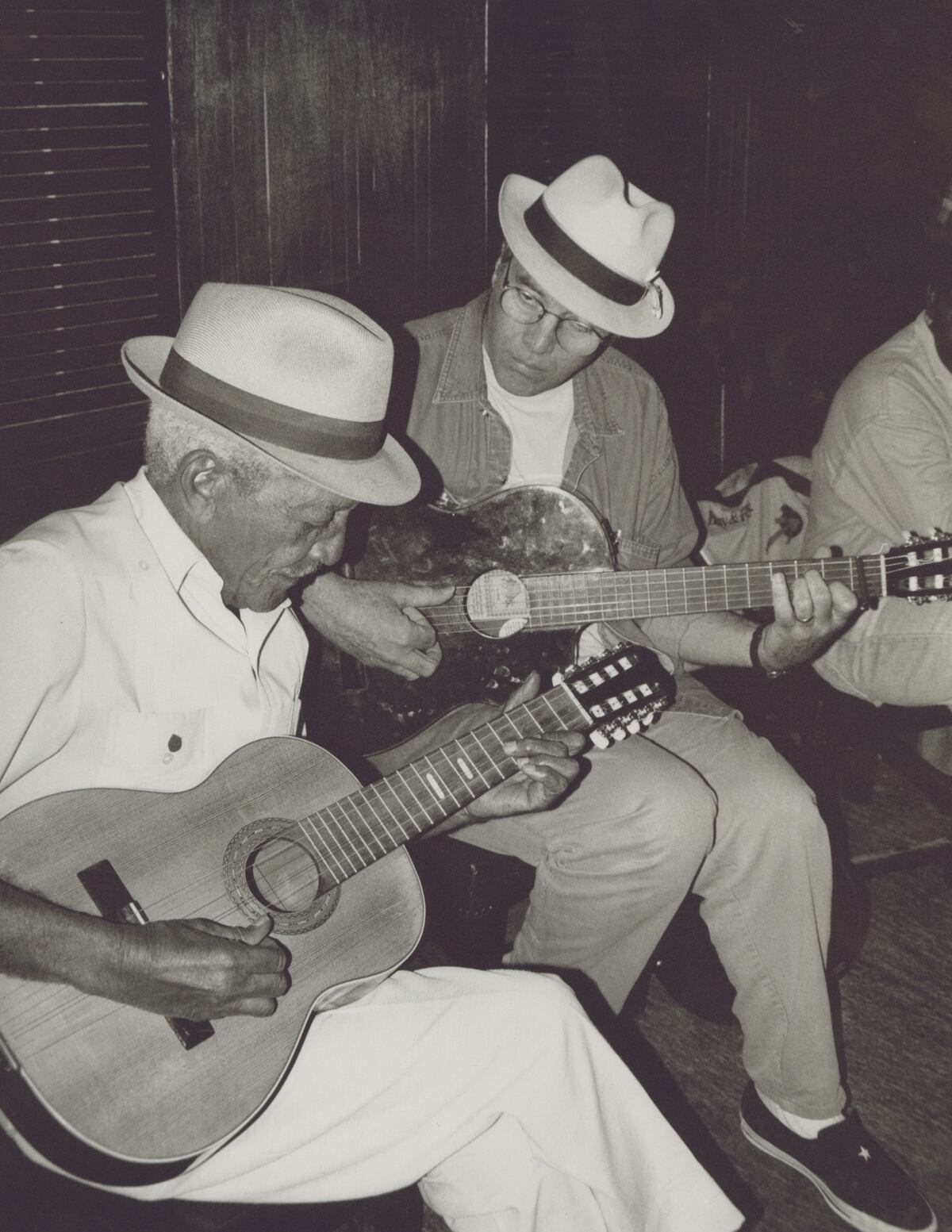 Compay Segundo junto a Ry Cooder, revisando arreglos de cara a la grabación de "Buena Vista Social Club". (Nick Gold)