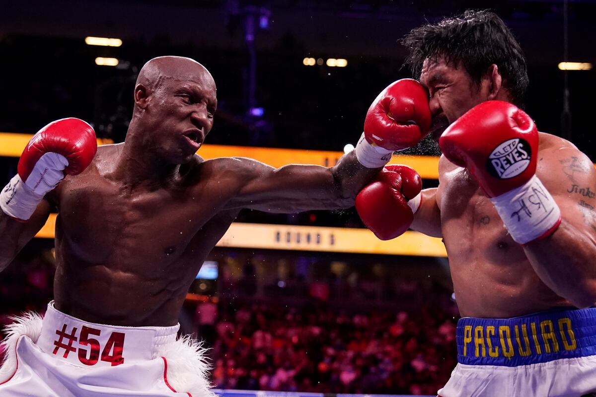 Esta vez Ugas alcanzó el rostro de Pacquiao con un zurdazo fuertísimo. /AP