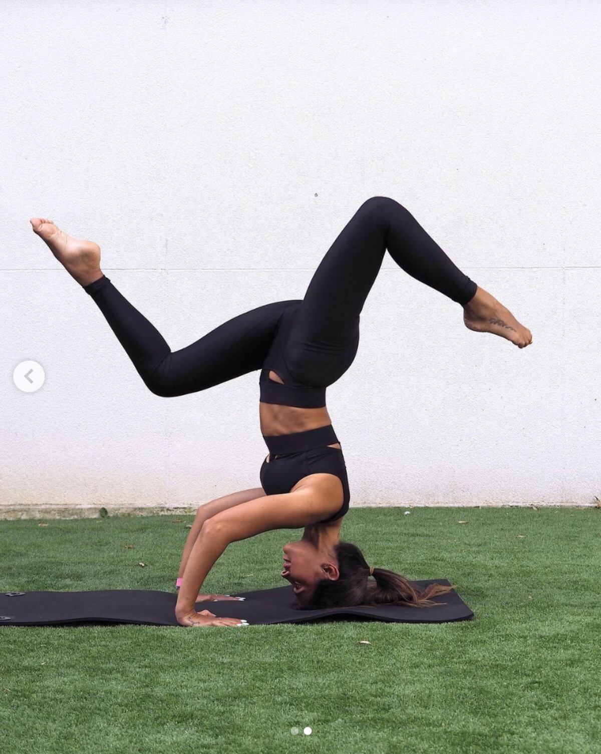 Antonela Roccuzzo practicando yoga en su casa en París.
