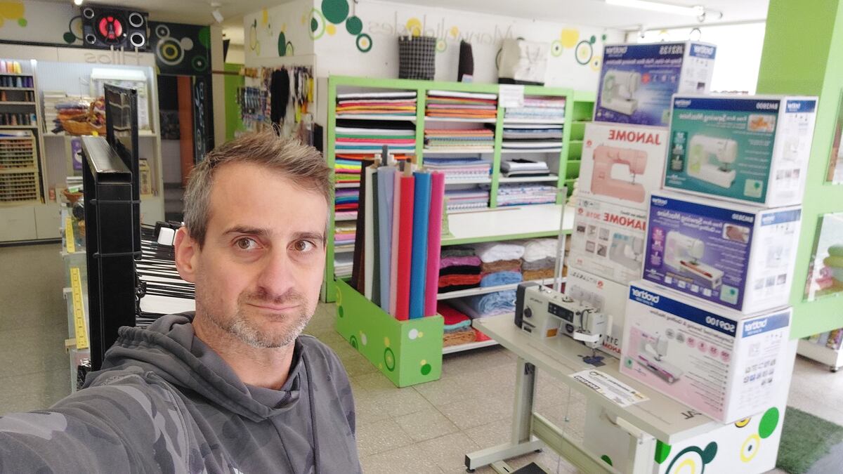 Juan Francisco Marinozzi, propietario de la mercería y local de venta de máquinas de coser Botika, en Bell Ville. Comenzó a recibir dólares cara chica y dañados.