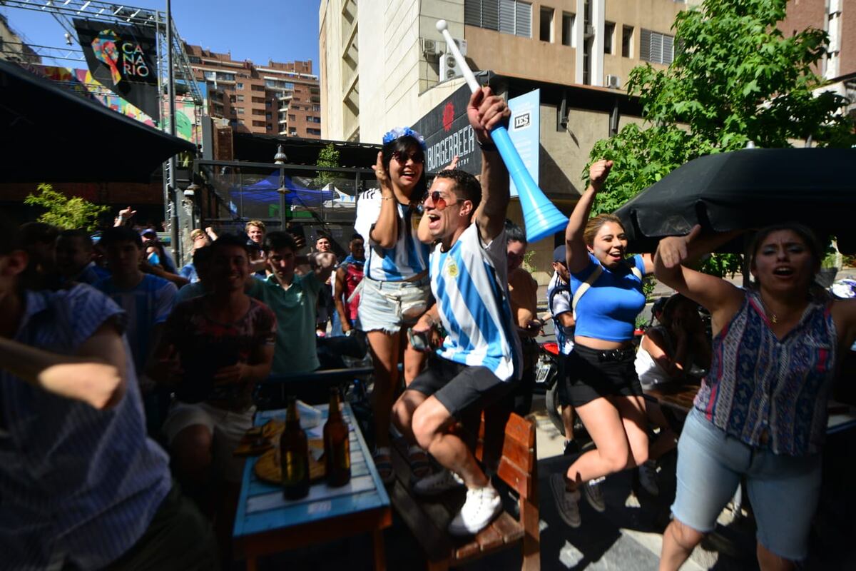 Nueva Córdoba. Así se gritaron los goles de Argentina contra Croacia. (Foto / Javier Ferreyra)