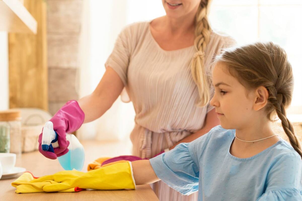 Lejos de ser una simple cuestión de orden, enseñar a los niños a realizar tareas domésticas es una inversión a largo plazo en su bienestar emocional, su independencia y su felicidad futura. (Freepik)