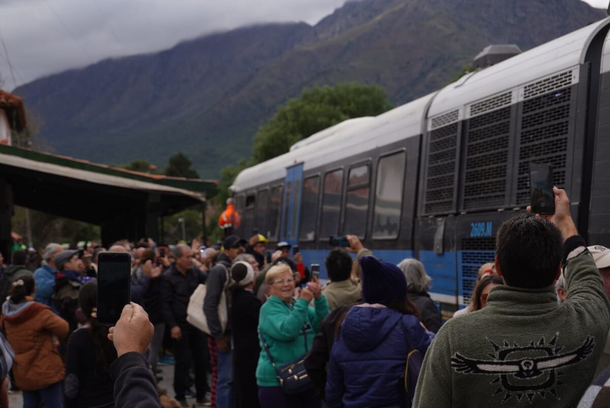 Vecinos emocionados por el regreso del Tren de las Sierras, en Capilla del Monte.
