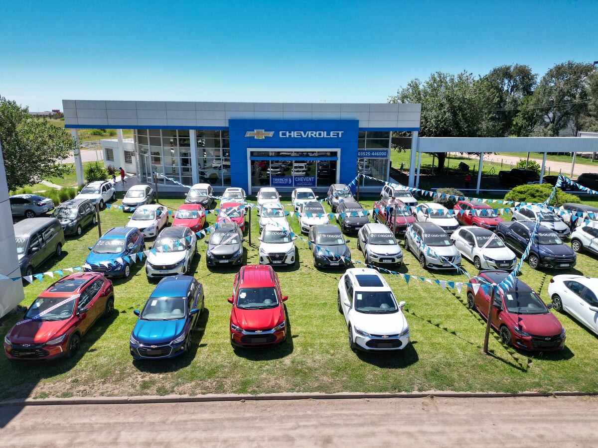 Grupo Quijada realiza su Feria de Autos en el mes del amigo.