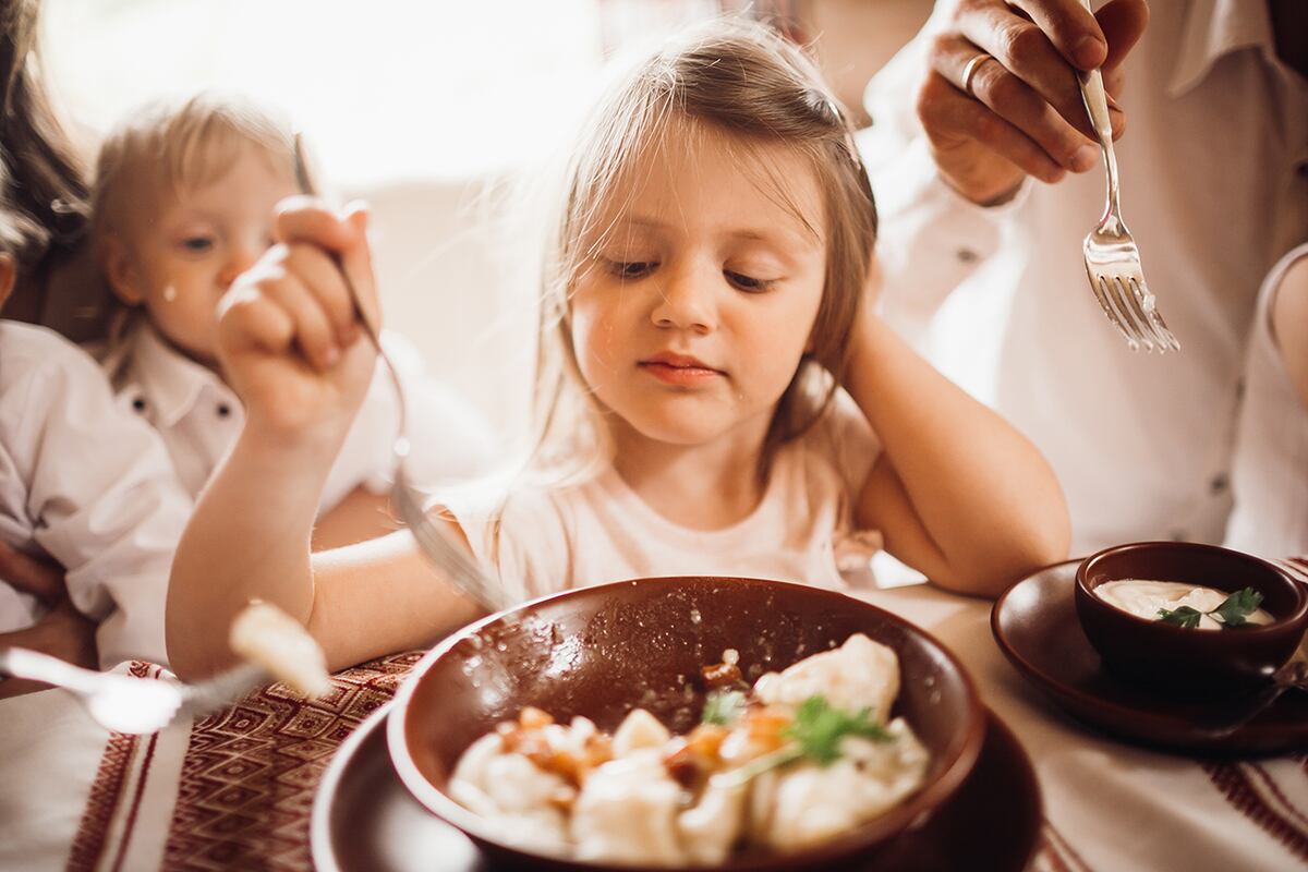 Cenar más temprano mejora la salud de los chicos. (Freepik)