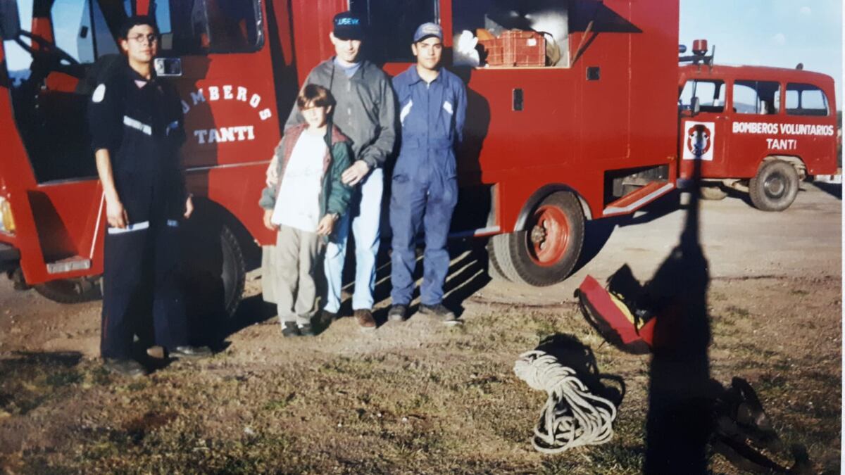 La primer autobomba que hizo el cuartel al mando del Jefe Marcelo Taboada y atrás la Estanciera el M-1, primer vehículo de la institución.
