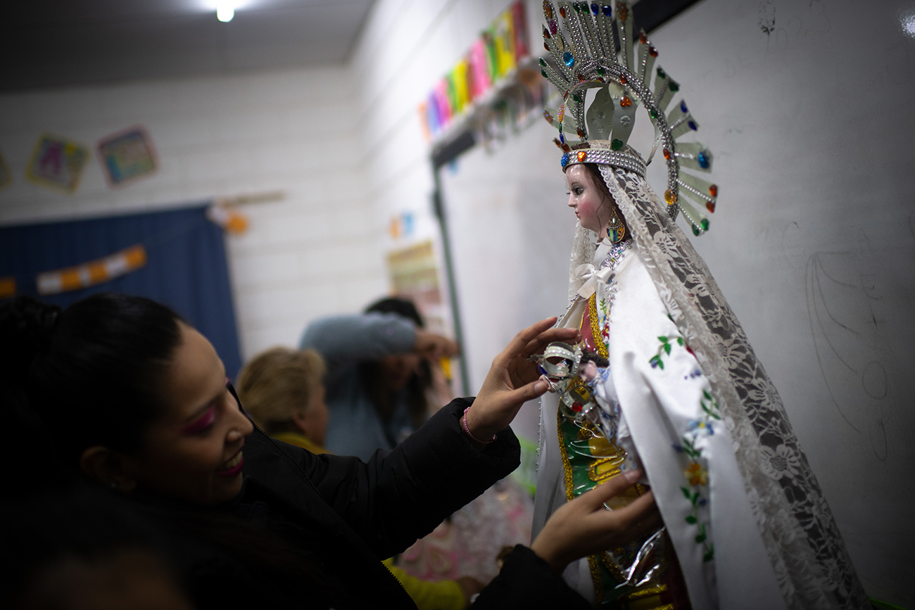 Celebración de la virgen de Urkupiña en Villa El Libertador. El "cambio de la Virgen", llevan a una sala de la Iglesia la imagen principal, y las familias llevan sus propias vírgenes y les cambian la vestimenta. Seguirá todo el año con ese vestido nuevo. Foto: (Pedro Castillo / La Voz)
