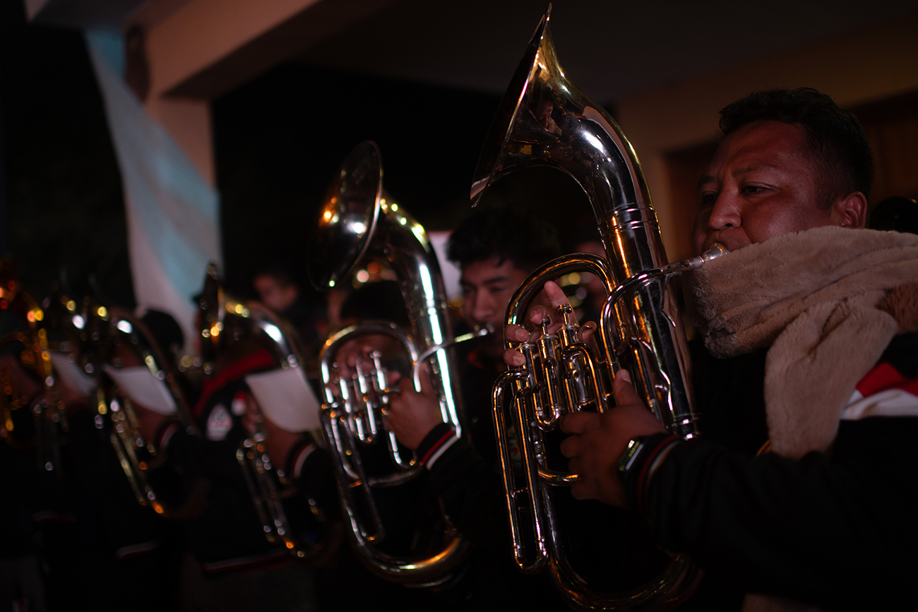 Celebración de la virgen de Urkupiña en Villa El Libertador. Luego del cambio de vestimenta de las vírgenes, los caporales y los músicos llevan los instrumentos y la ropa nueva para que la bendiga el sacerdote. Las vírgenes ya cambiadas van a la iglesia, donde se celebra una misa. Luego, hay una fiesta con comidas típicas de Bolivia. (Pedro Castillo / La Voz)