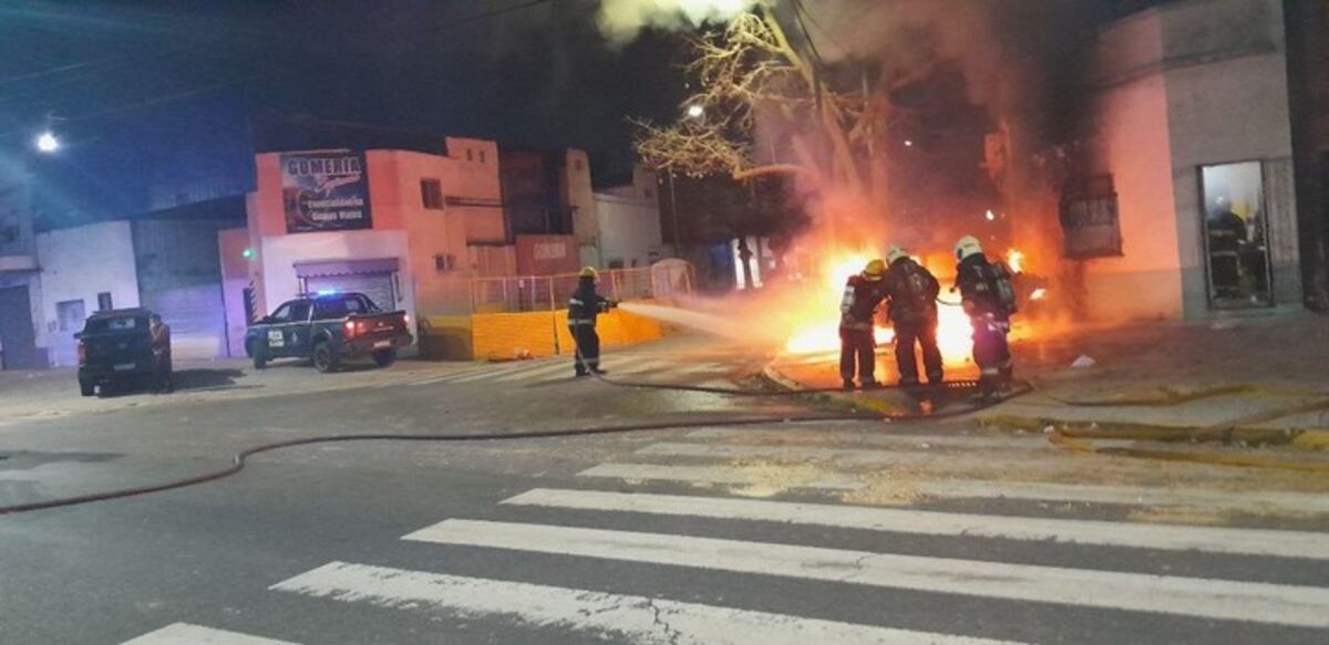 Tres adolescentes escaparon a contramano con un auto robado: chocaron contra una casa y se incendiaron (Gentileza / Clarín)