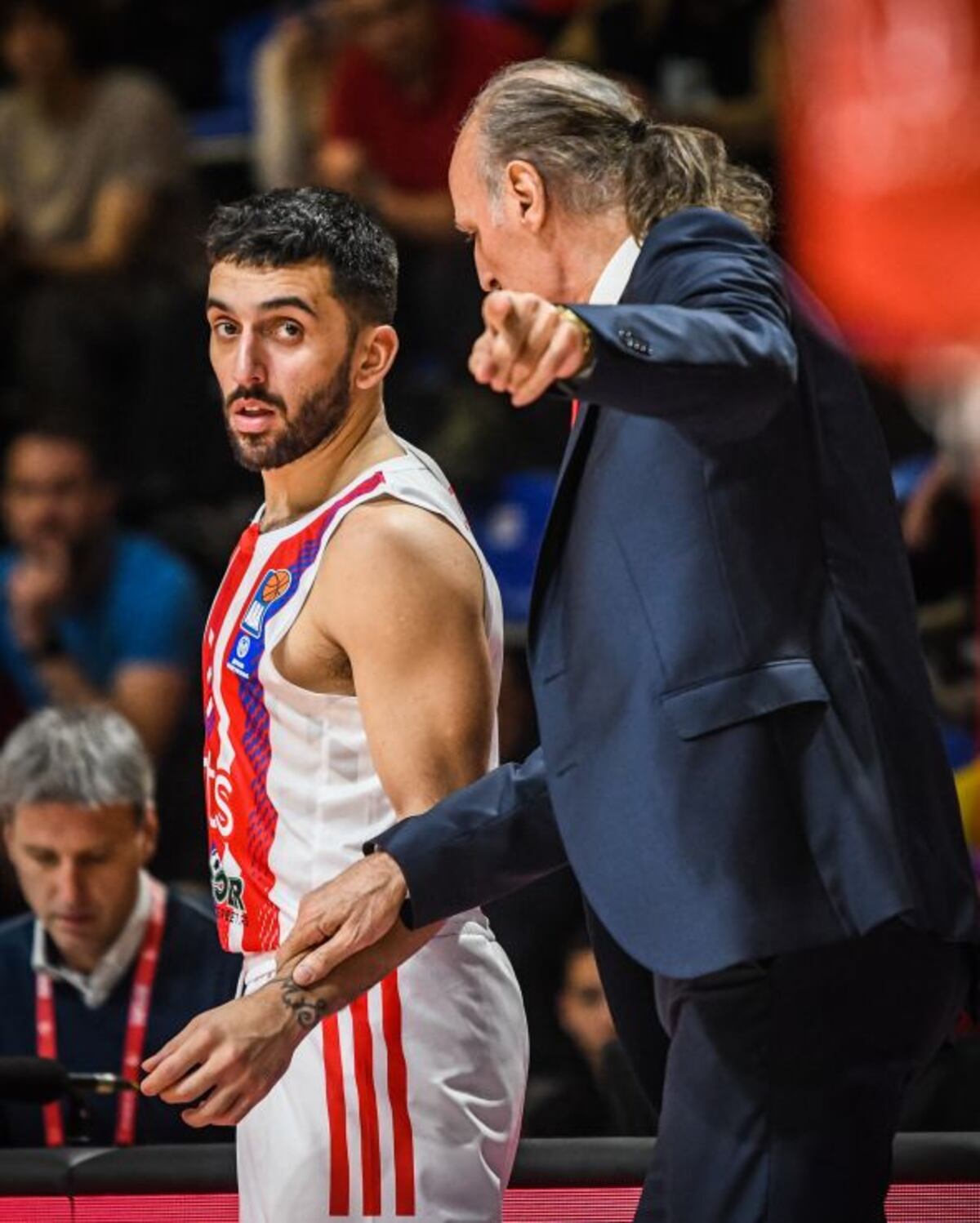 Facundo Campazzo y el entrenador de Estrella Roja, el exigente y reconocido Dusko Ivanovic. (Liga ABA)