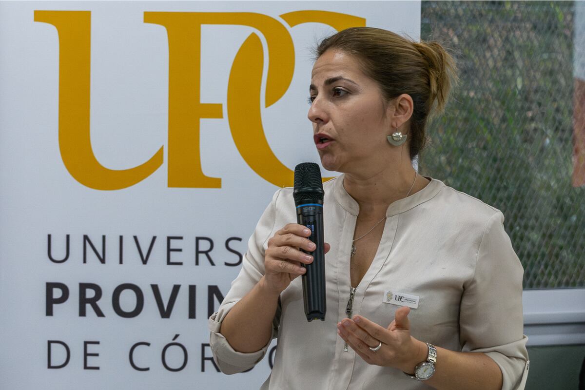 La rectora de la UPC, Julia Oliva Cúneo presidió el encuentro.