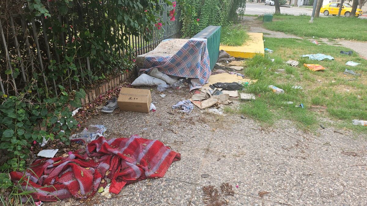 La Plazoleta del Ferroviario, en barrio Alta Córdoba, está cubierta de basura y se instalaron indigentes (La Voz).