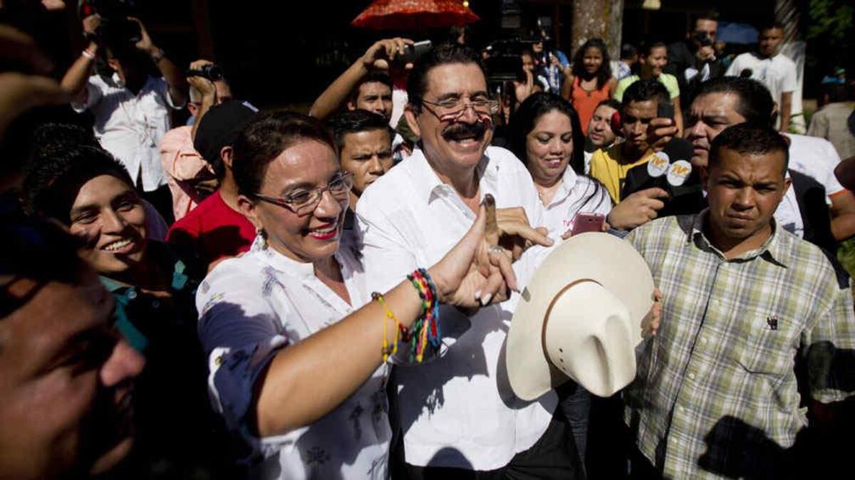 Pareja. Xiomara Castro y su esposo, el expresidente Zelaya (AP).