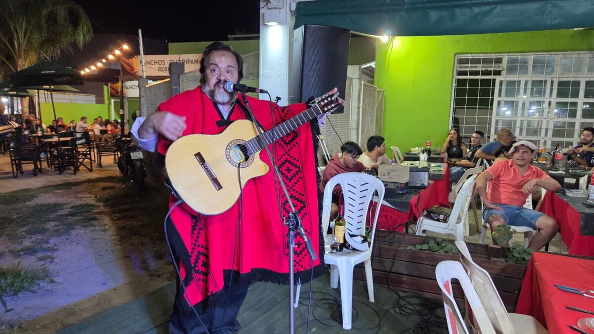 Sarife combina humor con los emblemáticos clásicos del "cantor del pueblo". (Nicolás Luque/La Voz).