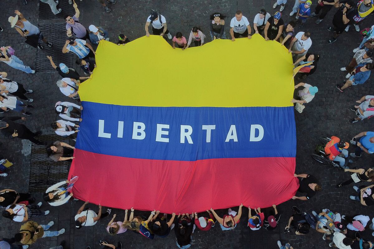 Personas celebran este sábado en Buenos Aires la detención de Nicolás Maduro. La captura del presidente de Venezuela, y de su esposa, Cilia Flores, en la madrugada de este sábado por parte de EE.UU., en una operación denominada Resolución Absoluta, que incluyó varios bombardeos sobre el país, ha dividido al continente americano entre quienes celebran el fin del mandato del chavista y quienes denuncian las acciones estadounidenses como ilegales.