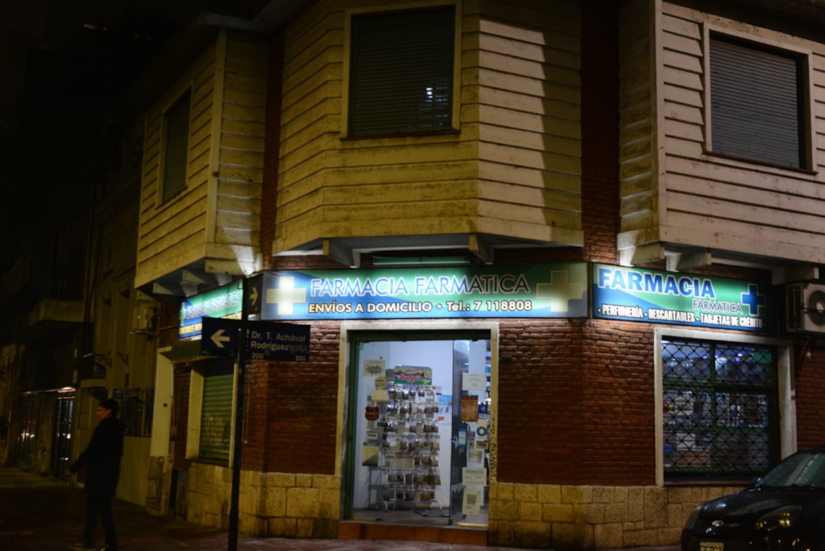Intervenida. Farmacia allanada en mayo de 2021, en la esquina de Vélez Sársfield y Achával Rodríguez. (Archivo) 