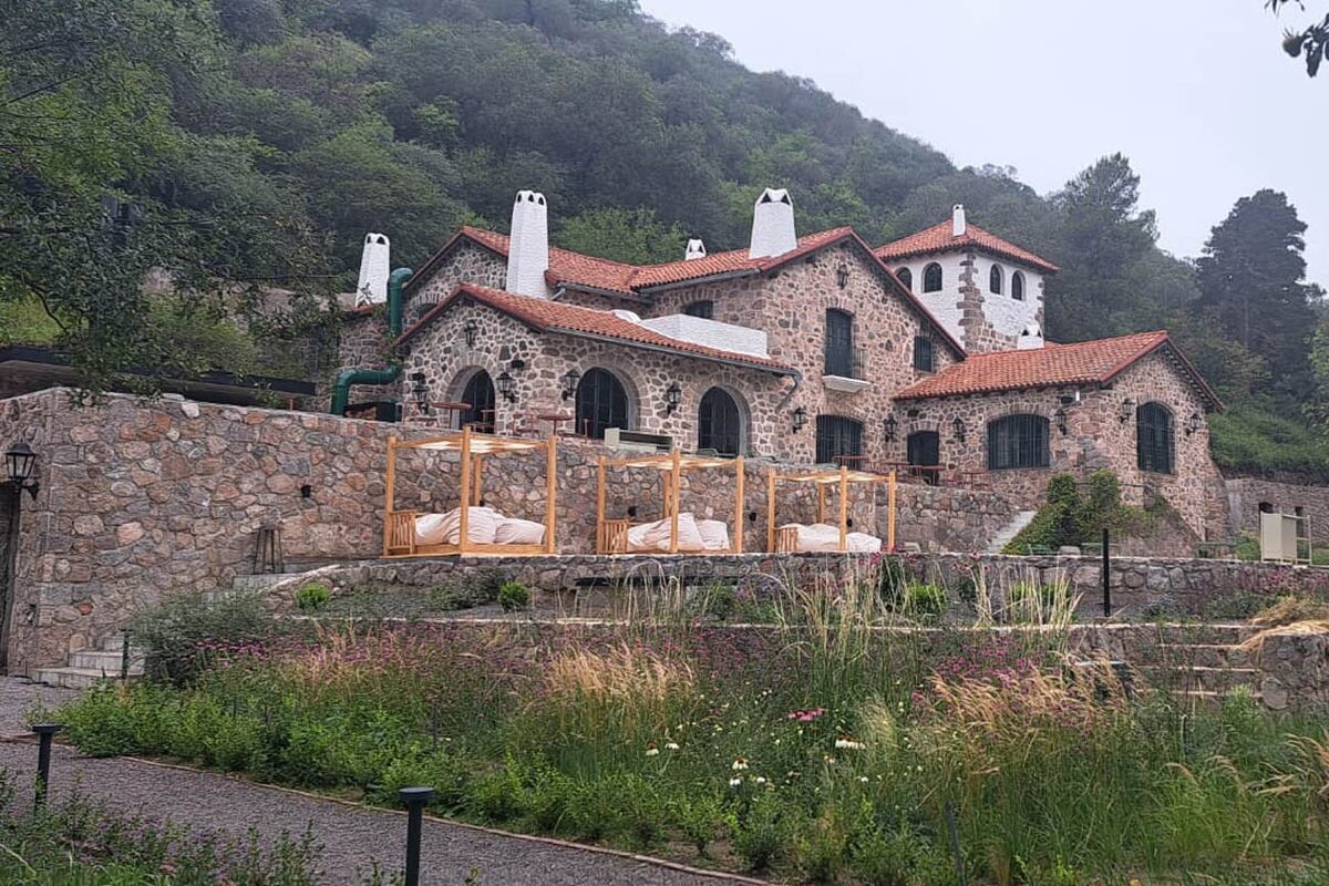 Entrar al hotel supone una experiencia que nos transporta en el tiempo por su arquitectura, pero nos lleva al futuro con sus detalles de diseño.