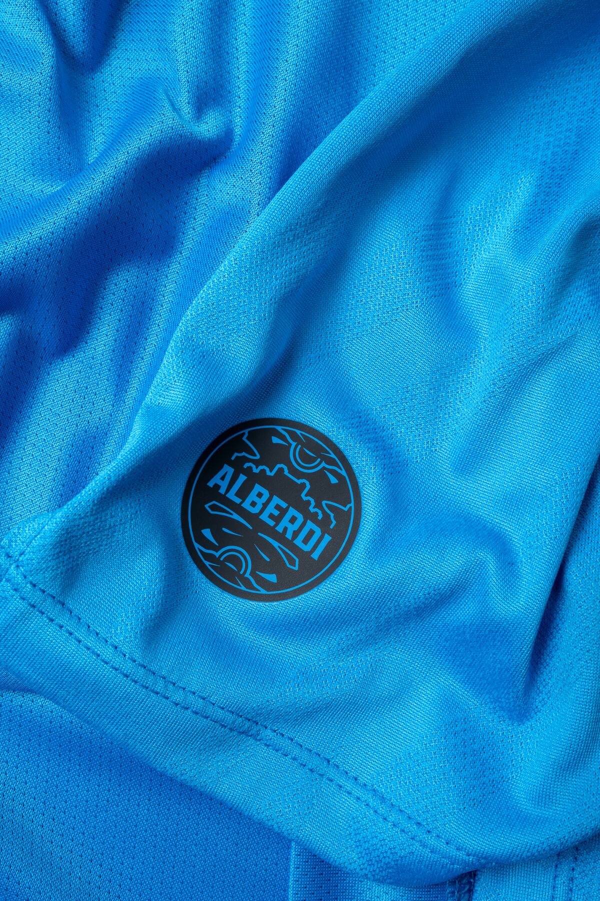 Las fotos de Belgrano con los detalles de sus nuevas remeras. (Prensa Belgrano)