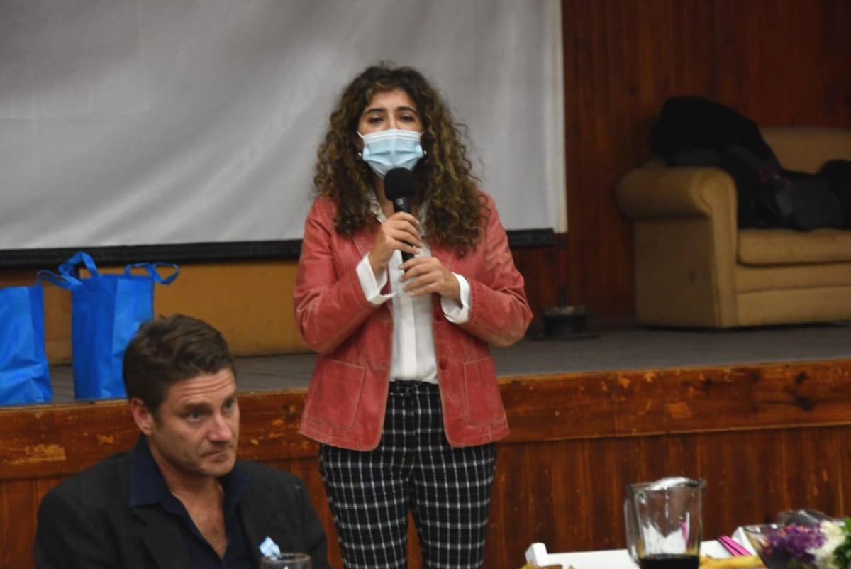 La ministra Claudia Martínez participó del almuerzo. La funcionaria y los legisladores Hak y Limia se llevaron una estatuilla de Las 62 Organizaciones Peronistas como recordatorio del encuentro.