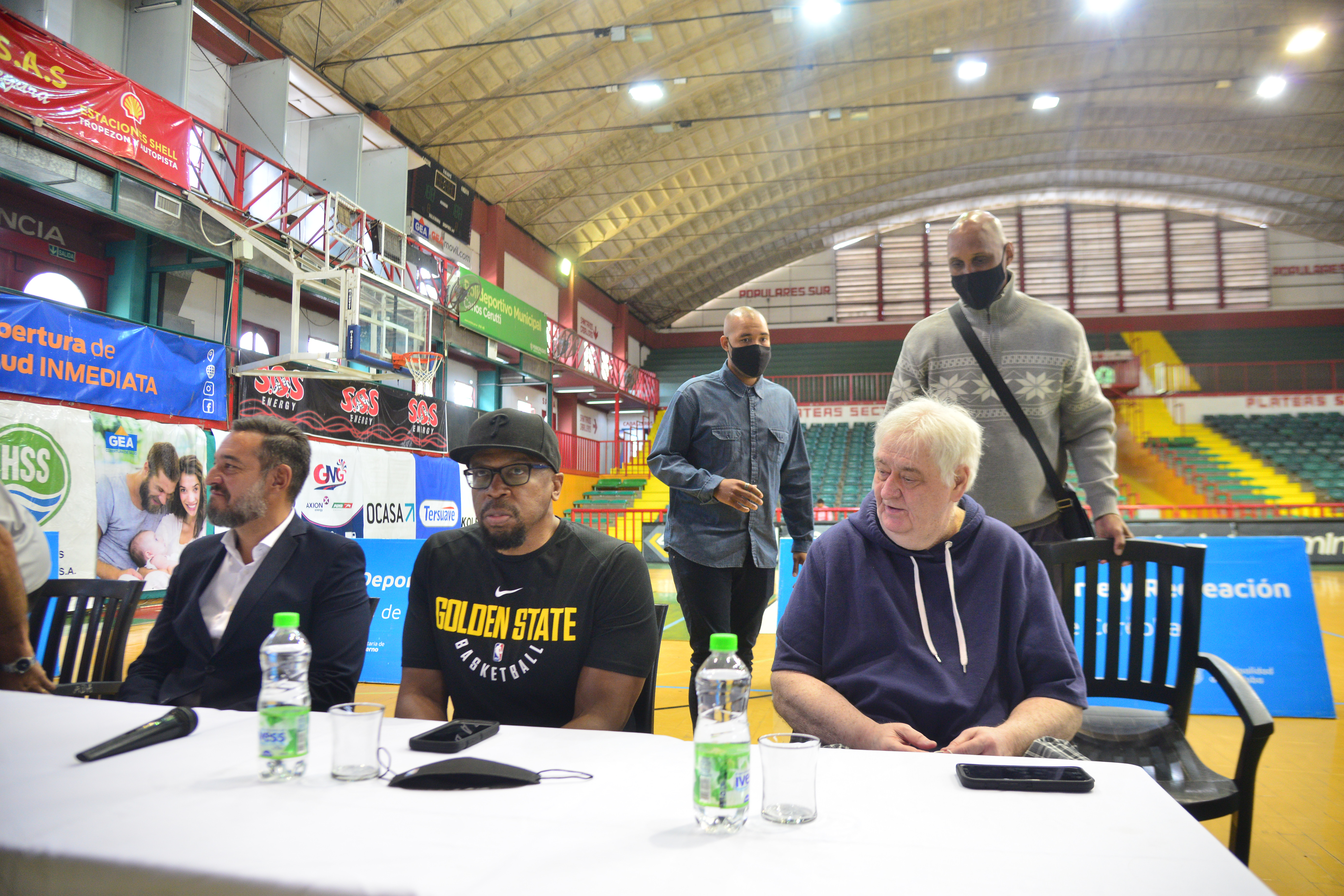 Lamont Peterson, el scout de los Warriors, en el Cerutti, acompañado por Donald Jones, el mentor del campus en Córdoba, y por Miguel Siciliano, secretario de Gobierno de la Municipalidad. (Pedro Castillo / La Voz)