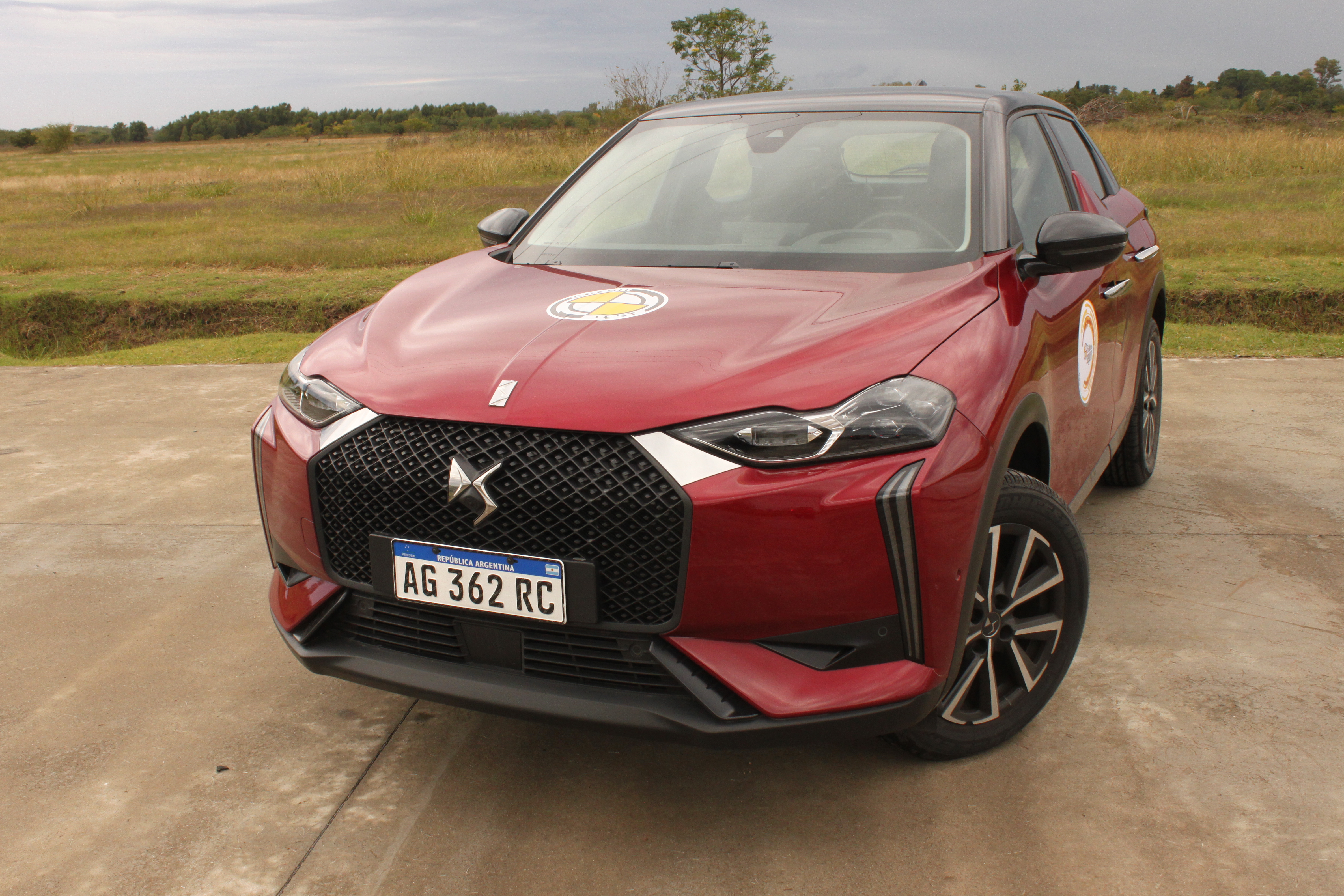 El DS3 cuenta con la presencia de aluminio en las zonas de deformación y en paneles de carrocería, lo que incrementa la protección.