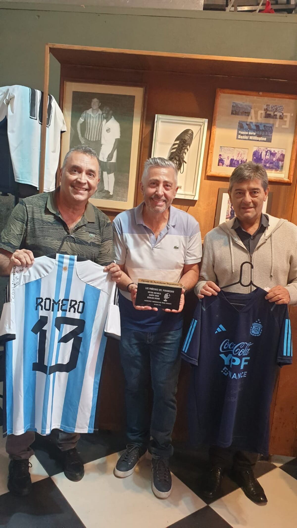 Reconocimiento a periodistas que cubrieron el Mundial Qatar 2022 y a periodistas históricos de Córdoba como Víctor Brizuela, Rubén Torri y Osvaldo Wehbe. También a la familia de "Cuti" Romero. Fue en la pizzería San Luis (Gentileza Pedro Ludicello de la Pizzería San Luis)