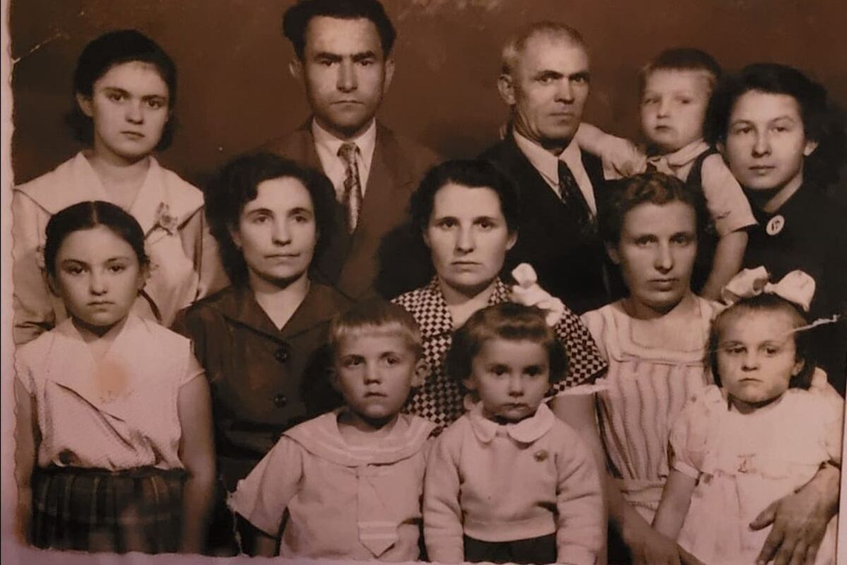 La familia de Alina, entre ellos, sus abuelos y su madre antes de dejar Rusia, junto a familiares que quedaron allá. (Foto: Alina Mazzaferro)