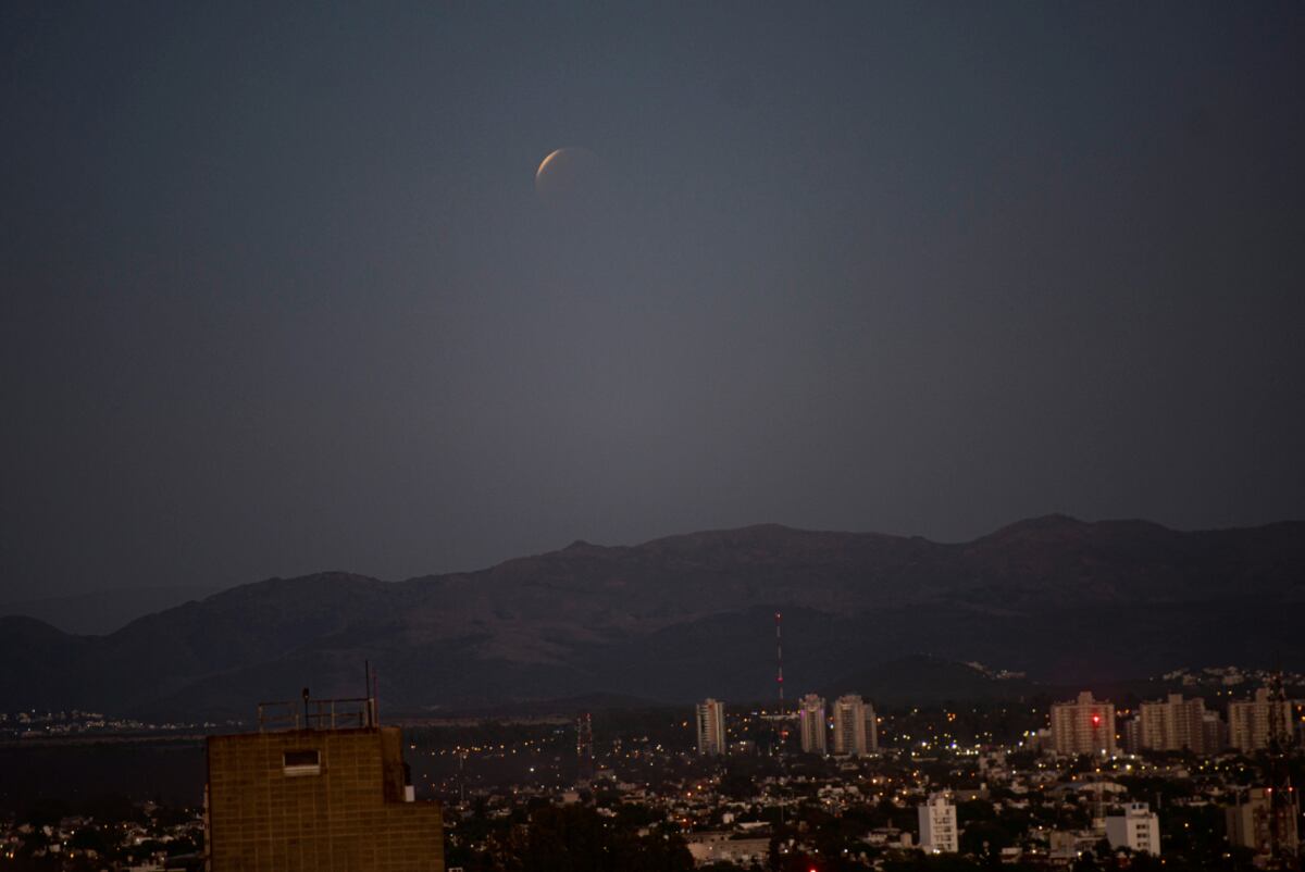 Eclipse lunar en el cielo de Córdoba. (Pedro Castillo / La Voz)