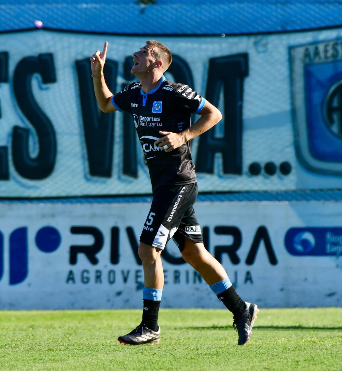 Cabrera grita su gol en el regreso a Estudiantes, ante Gimnasia. (La Voz)