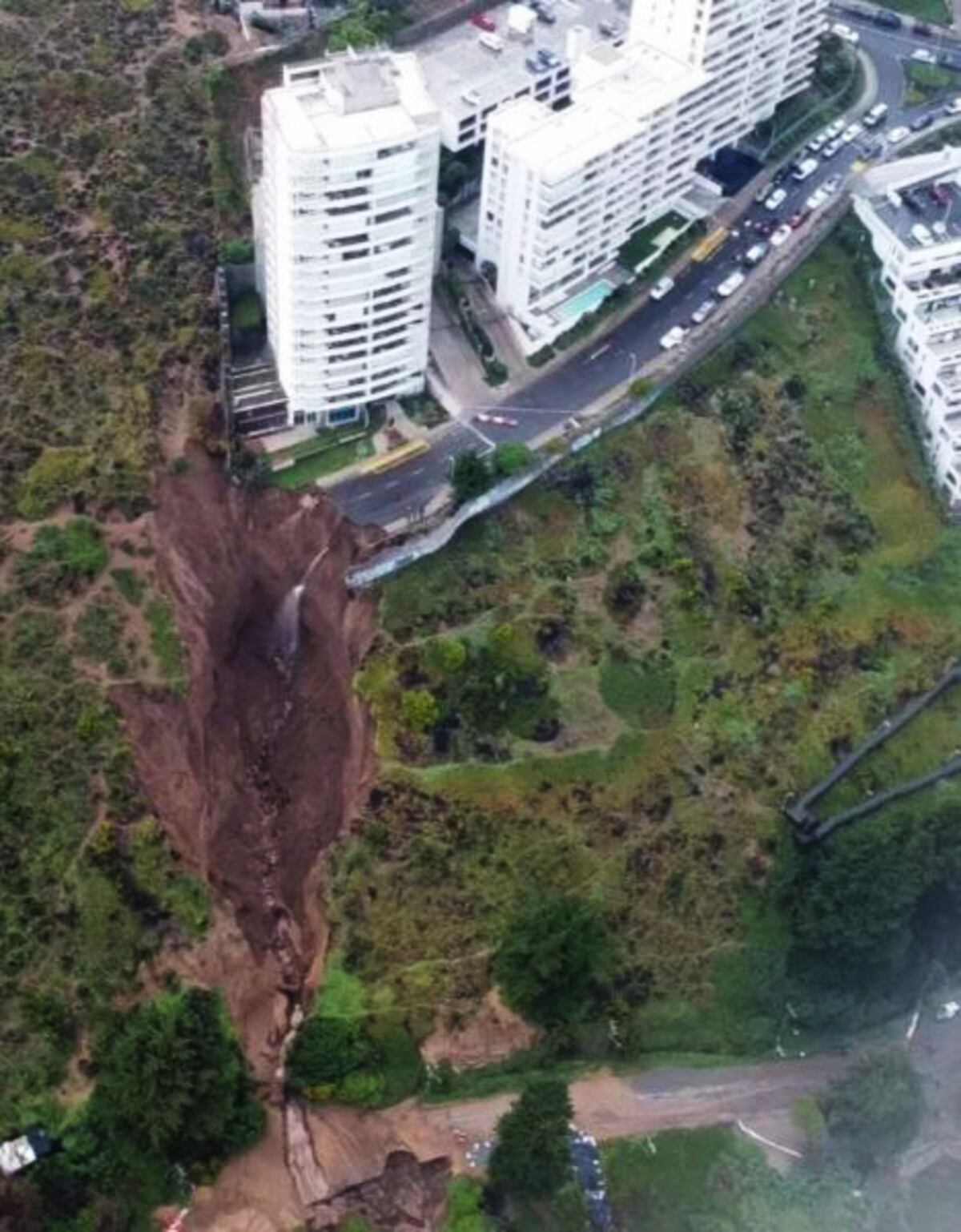 Socavón en Viña del Mar. (BioBioChile)